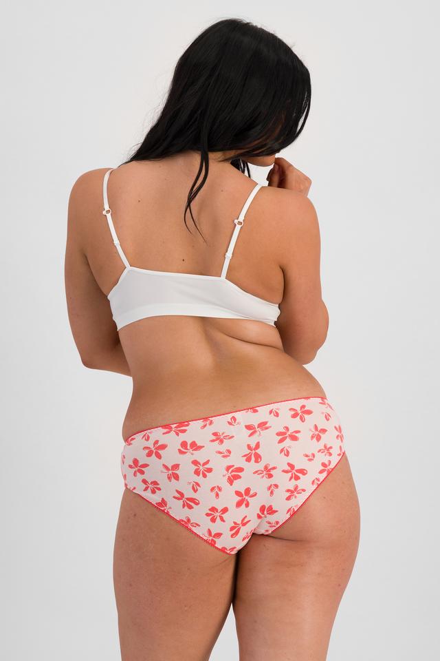 Grace (She/Her) wears size 14 and is 170cm tall with 97.8cm chest and 82.6cm waist