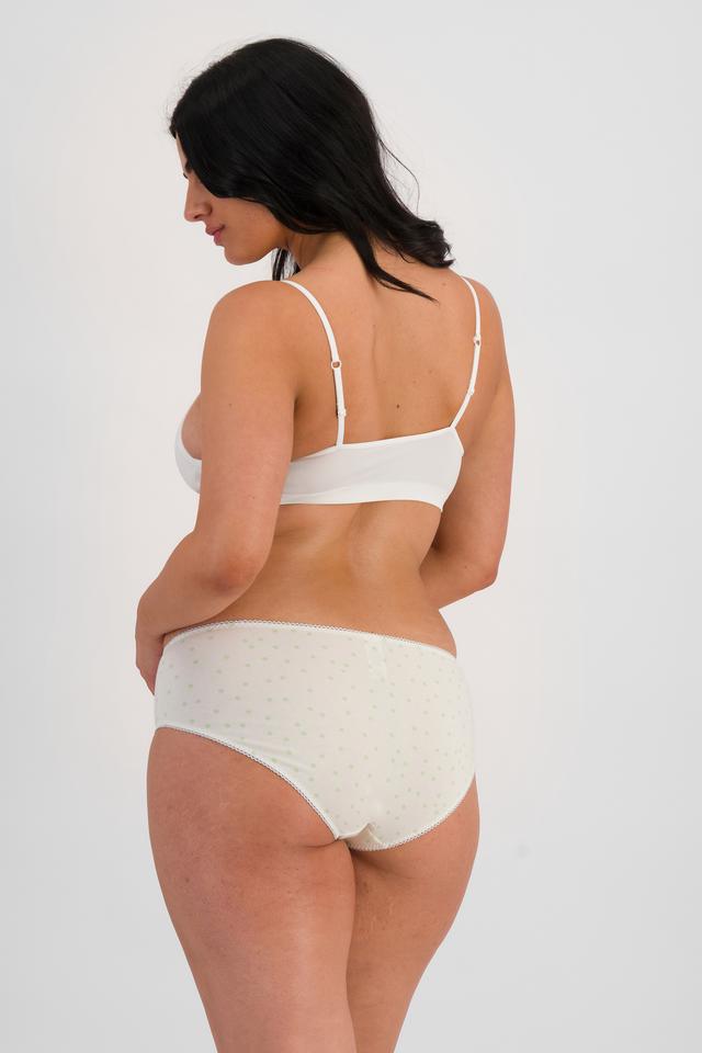 Grace (She/Her) wears size 14 and is 170cm tall with 97.8cm chest and 82.6cm waist