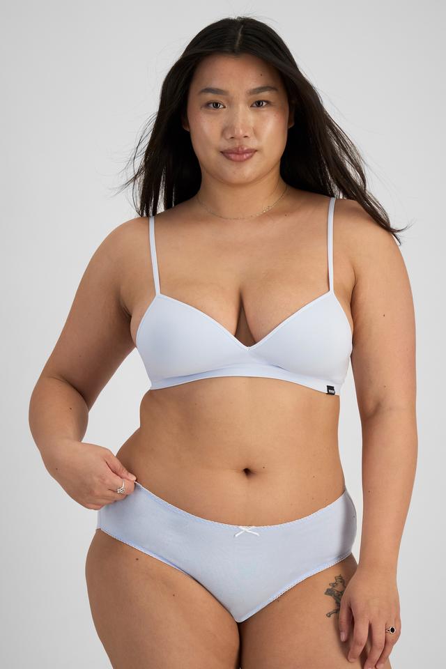 Chloe (She/Her) wears size 14 and is 165cm tall with 95cm chest and 78cm waist