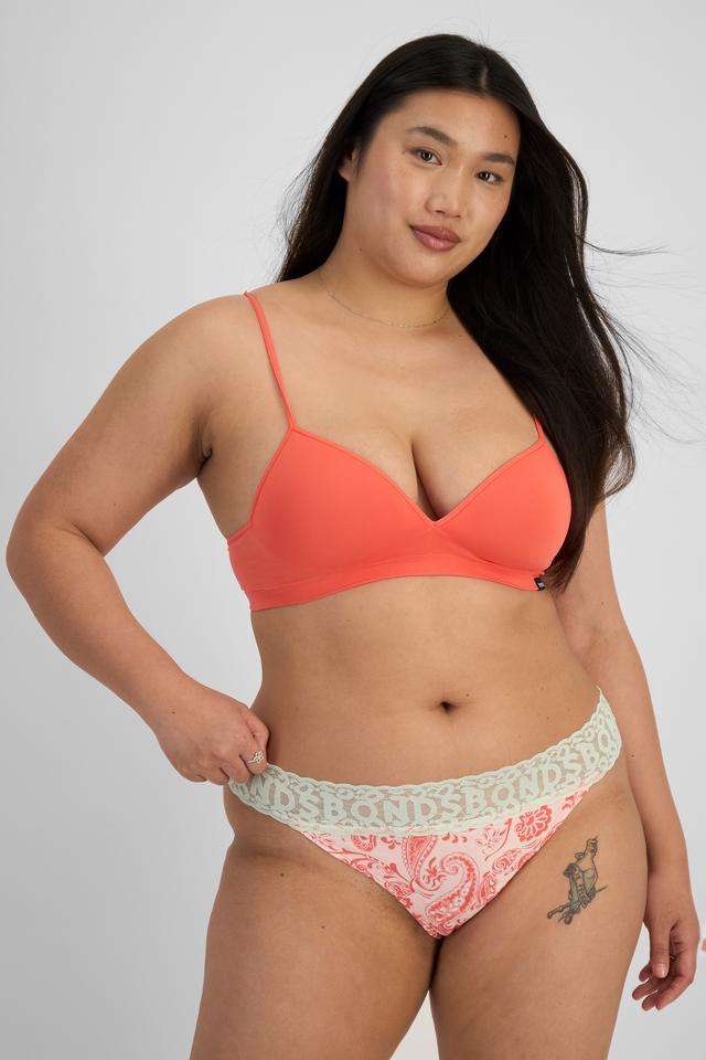 Chloe (She/Her) wears size 14 and is 165cm tall with 95cm chest and 78cm waist