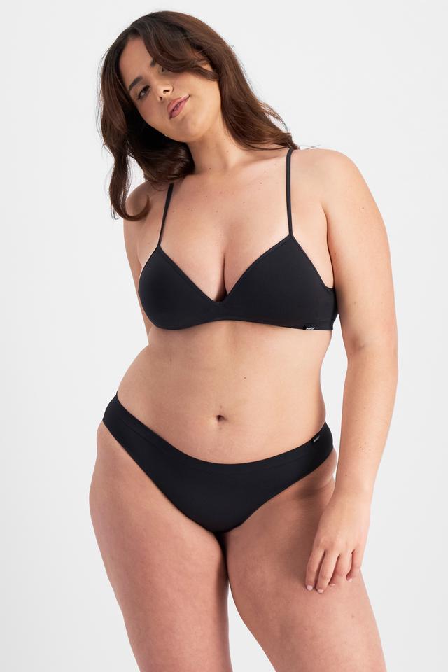 Bella (She/Her) wears size 14 and is 173cm tall with 95cm chest and 77cm waist