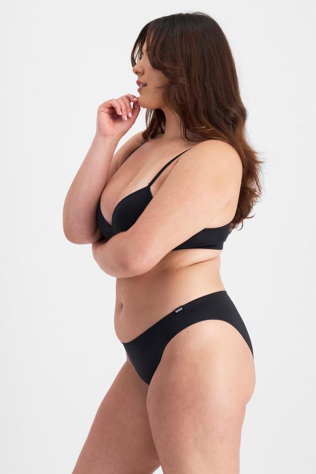 Bella (She/Her) wears size 14 and is 173cm tall with 95cm chest and 77cm waist