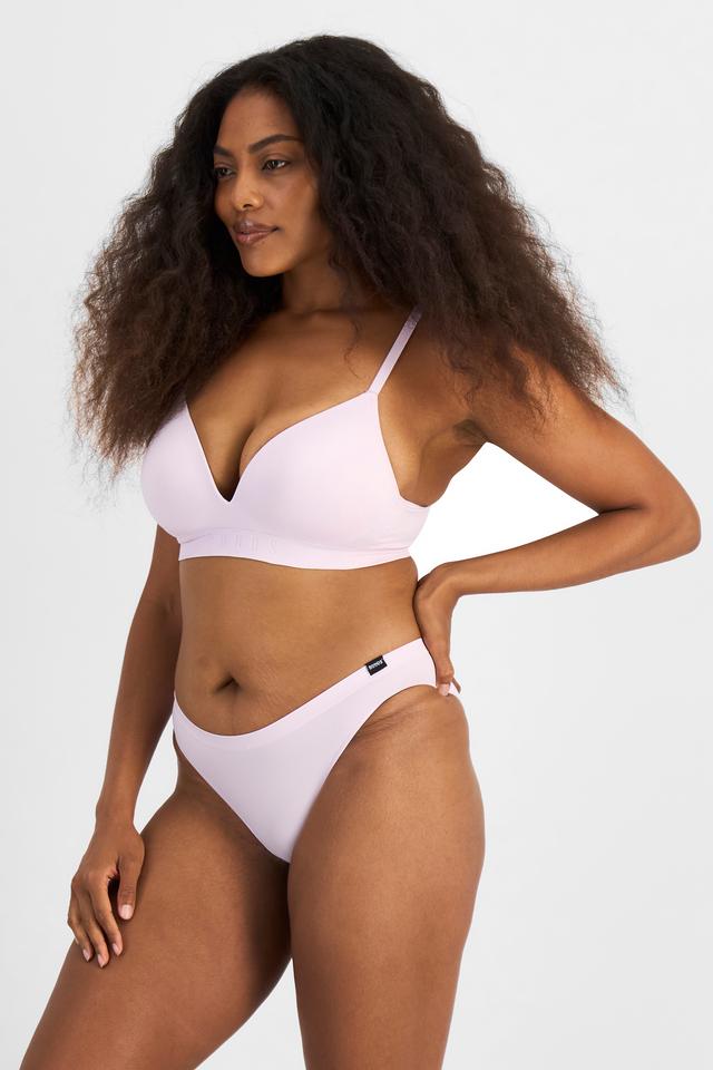 Cassaera (She/Her) wears size 14 and is 180cm tall with 107cm chest and 82cm waist