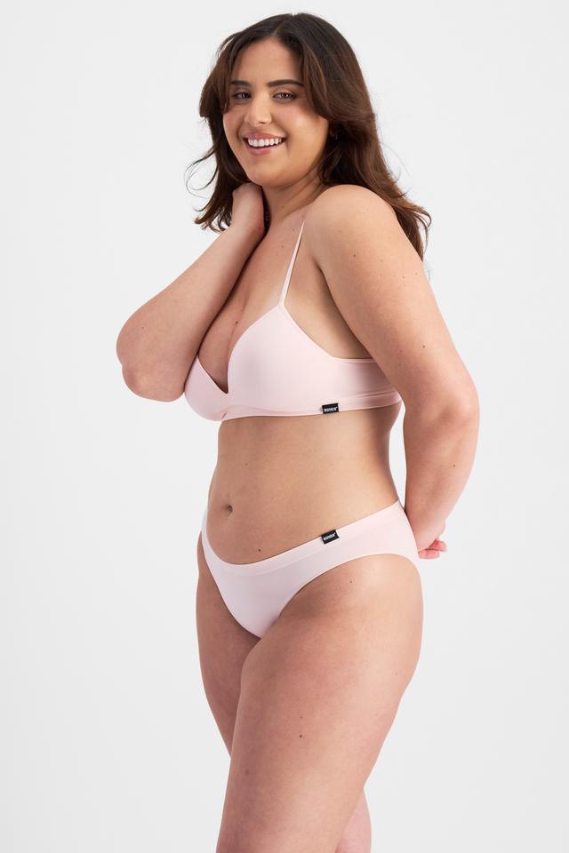 Bella (She/Her) wears size 14 and is 173cm tall with 95cm chest and 77cm waist