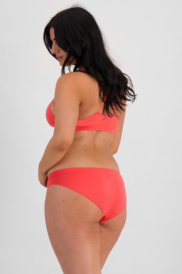Grace (She/Her) wears size 14 and is 170cm tall with 97.8cm chest and 82.6cm waist
