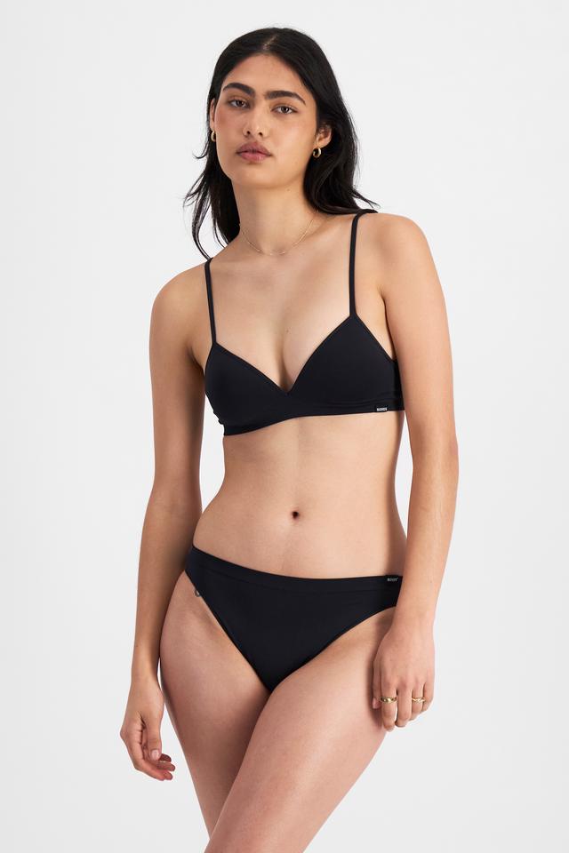 Olivia (She/Her) wears size 10 and is 176cm tall