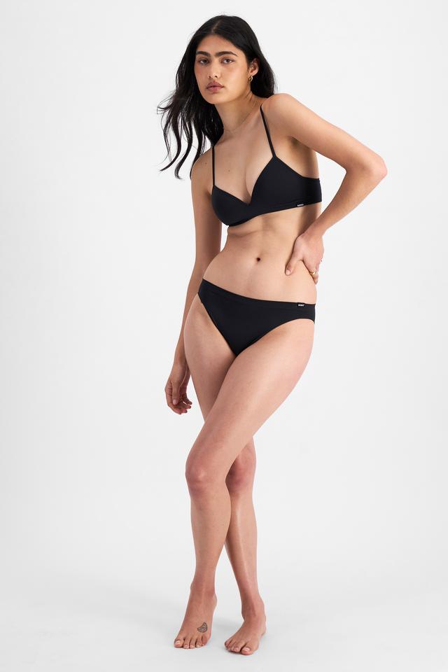 Olivia (She/Her) wears size 10 and is 176cm tall