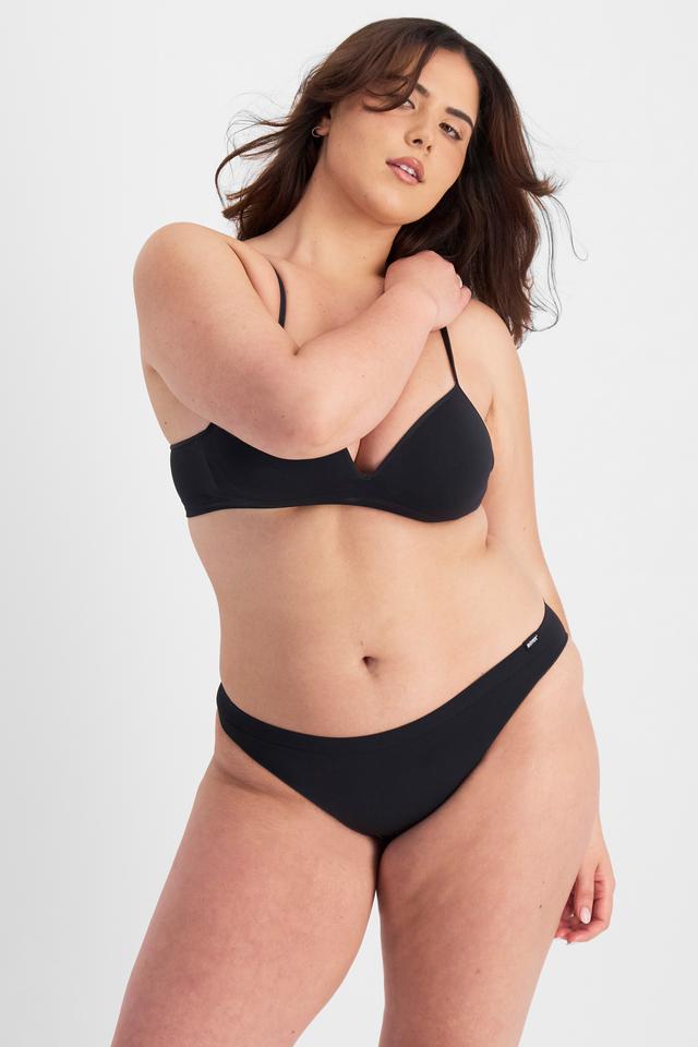 Bella (She/Her) wears size 14 and is 173cm tall with 95cm chest and 77cm waist