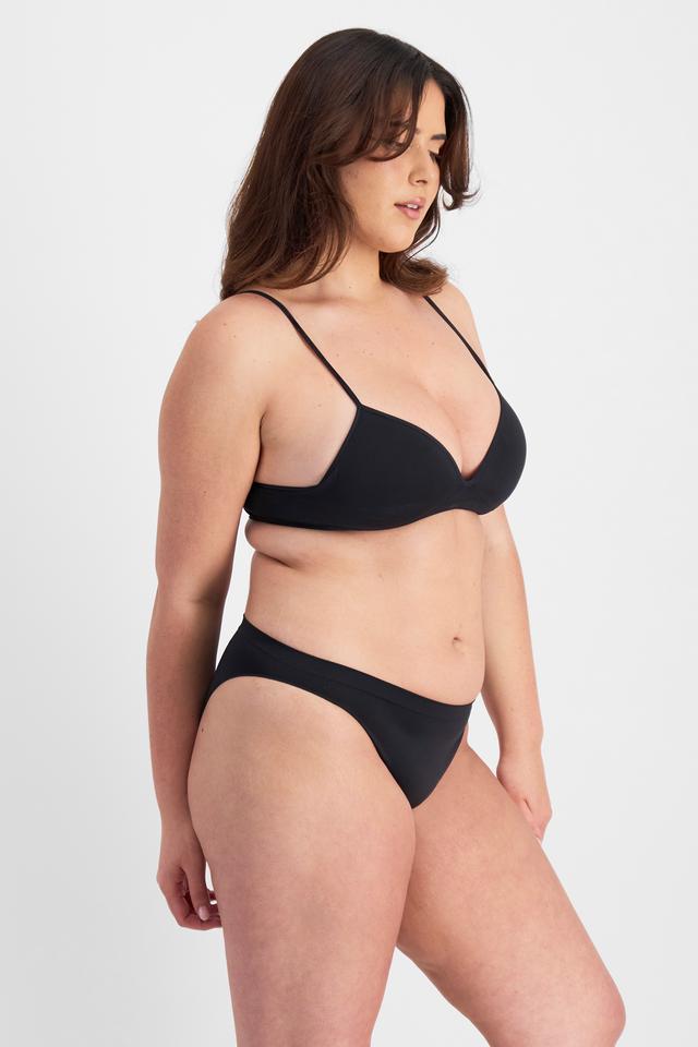 Bella (She/Her) wears size 14 and is 173cm tall with 95cm chest and 77cm waist