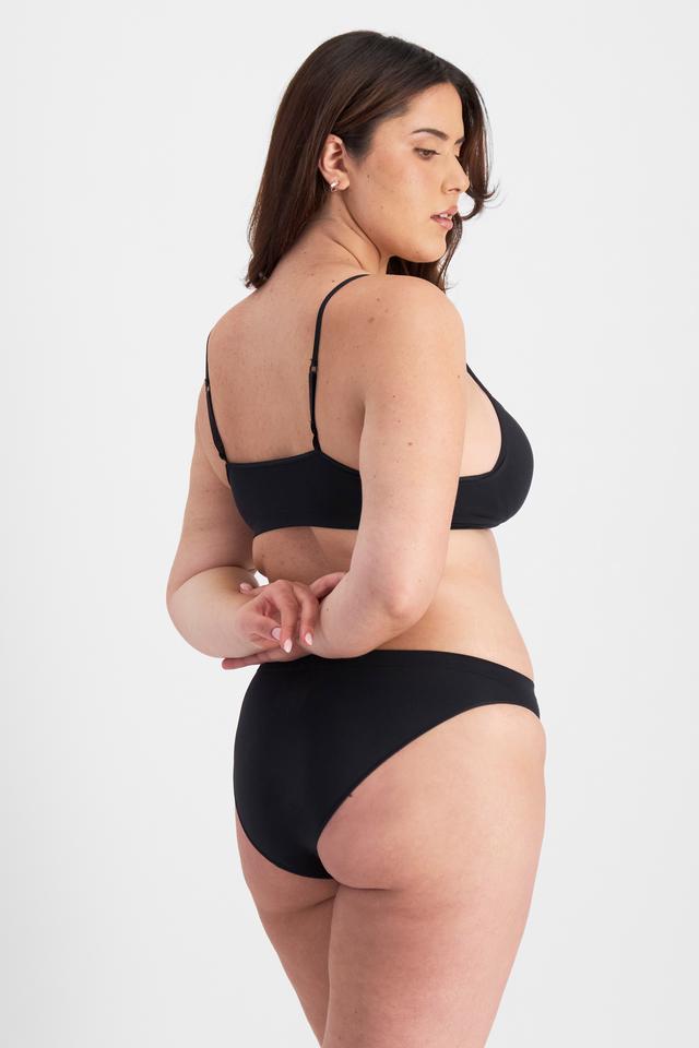 Bella (She/Her) wears size 14 and is 173cm tall with 95cm chest and 77cm waist