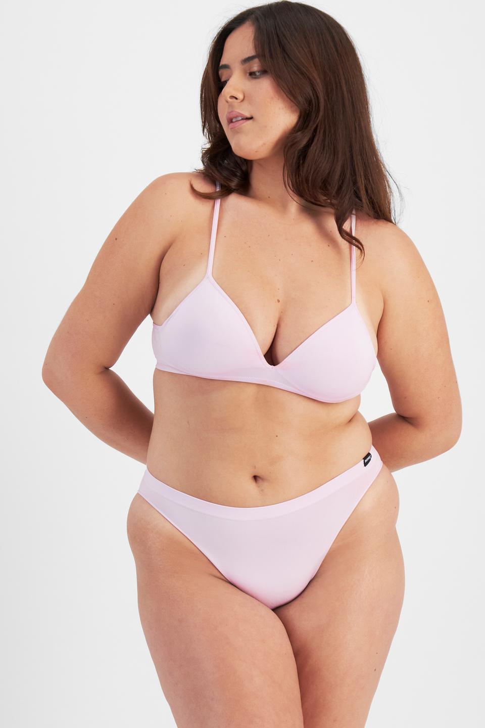 Bella (She/Her) wears size 14 and is 173cm tall with 95cm chest and 77cm waist