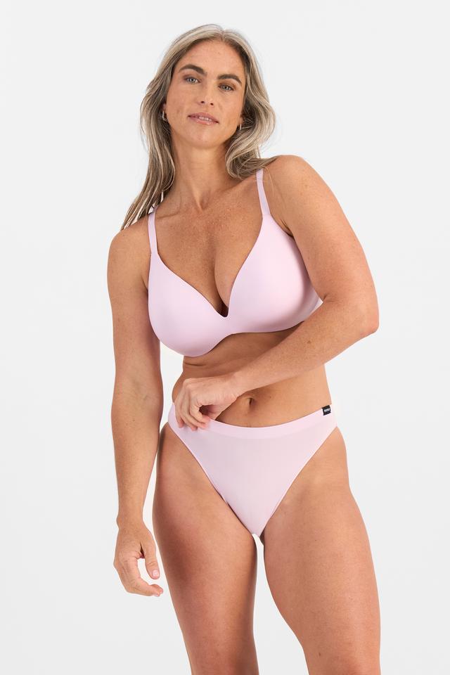 Kiah (She/Her) wears size 10 and is 165cm tall with 89cm chest and 66cm waist