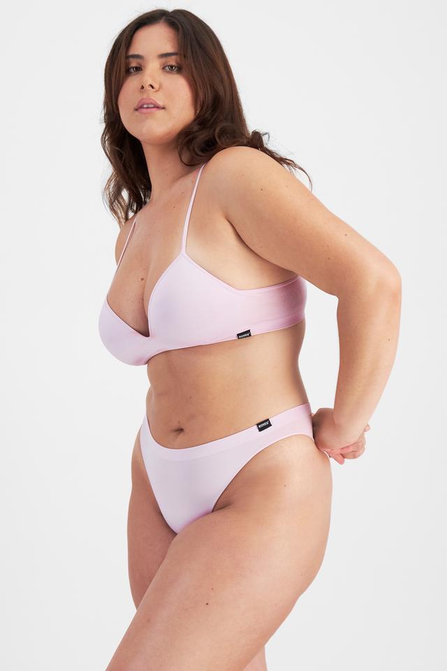 Bella (She/Her) wears size 14 and is 173cm tall with 95cm chest and 77cm waist