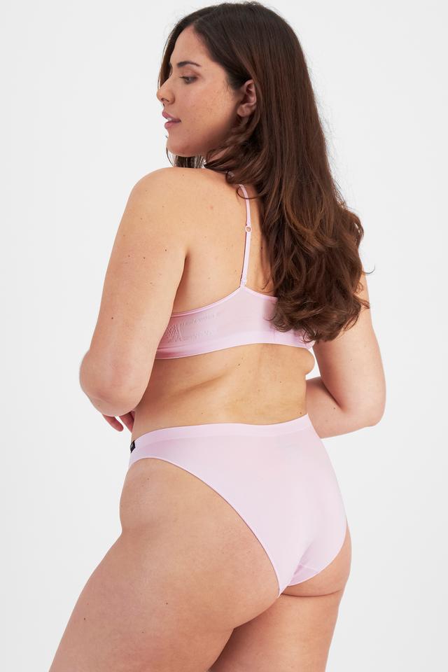 Bella (She/Her) wears size 14 and is 173cm tall with 95cm chest and 77cm waist