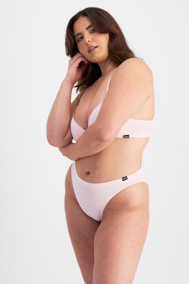Bella (She/Her) wears size 14 and is 173cm tall with 95cm chest and 77cm waist
