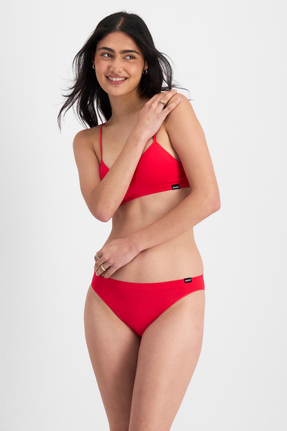 Olivia (She/Her) wears size 10 and is 176cm tall with cm chest and cm waist