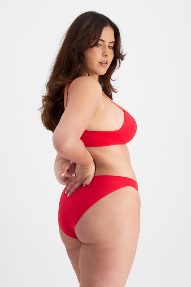 Bella (She/Her) wears size 14 and is 173cm tall with 95cm chest and 77cm waist