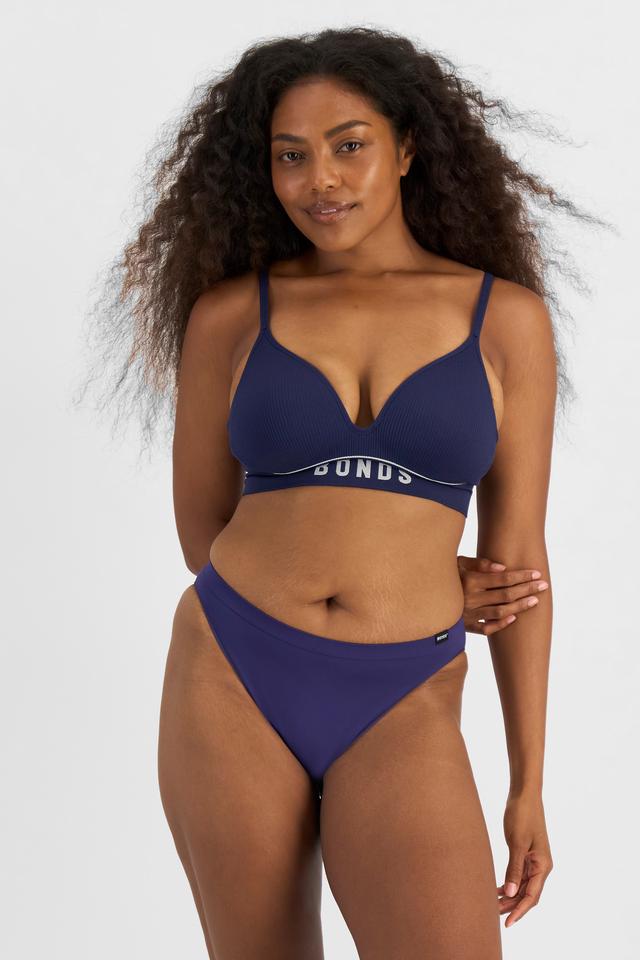 Cassaera (She/Her) wears size 14 and is 180cm tall with 107cm chest and 82cm waist