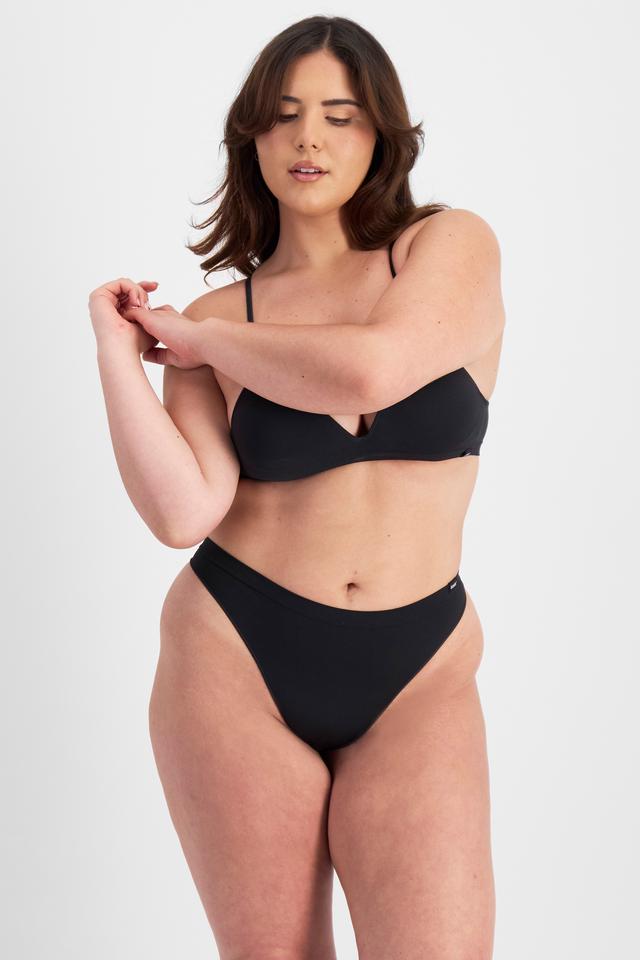 Bella (She/Her) wears size 14 and is 173cm tall with 95cm chest and 77cm waist