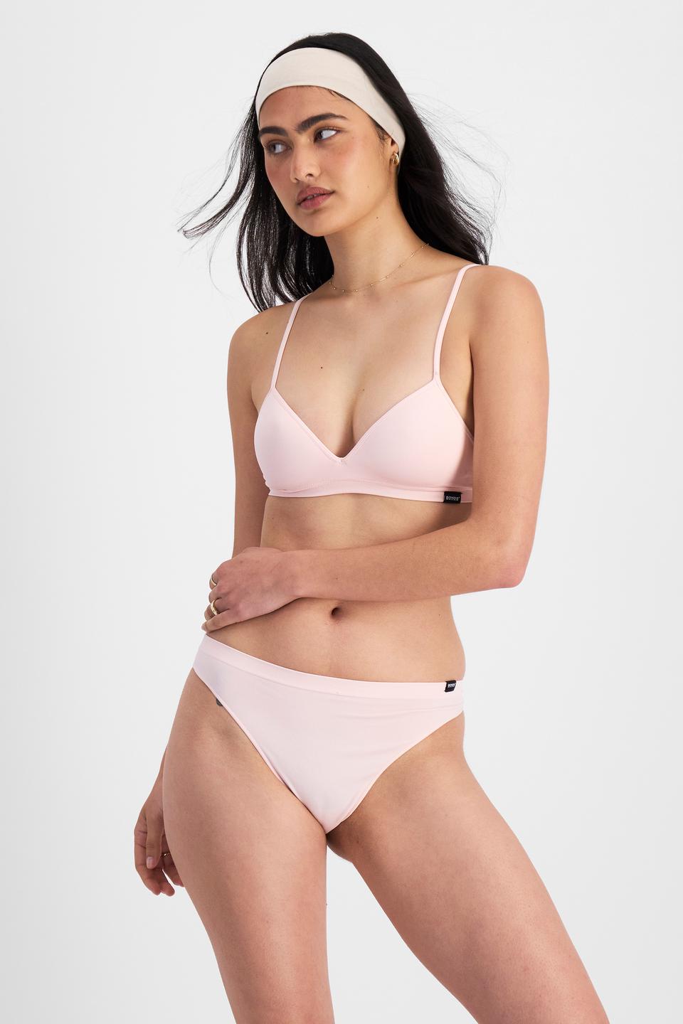 Olivia (She/Her) wears size 10 and is 176cm tall