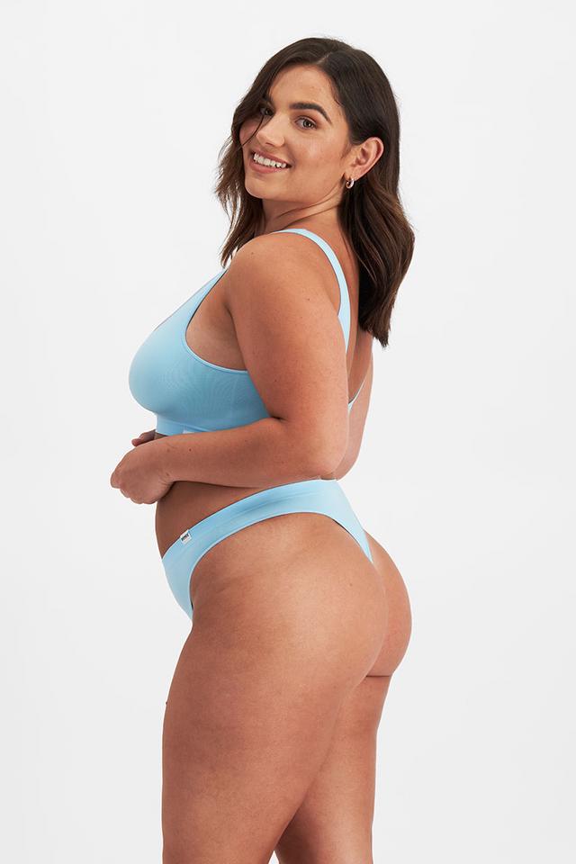 Elle (She/Her) wears size 14 and is 160cm tall with 94cm chest and 71cm waist