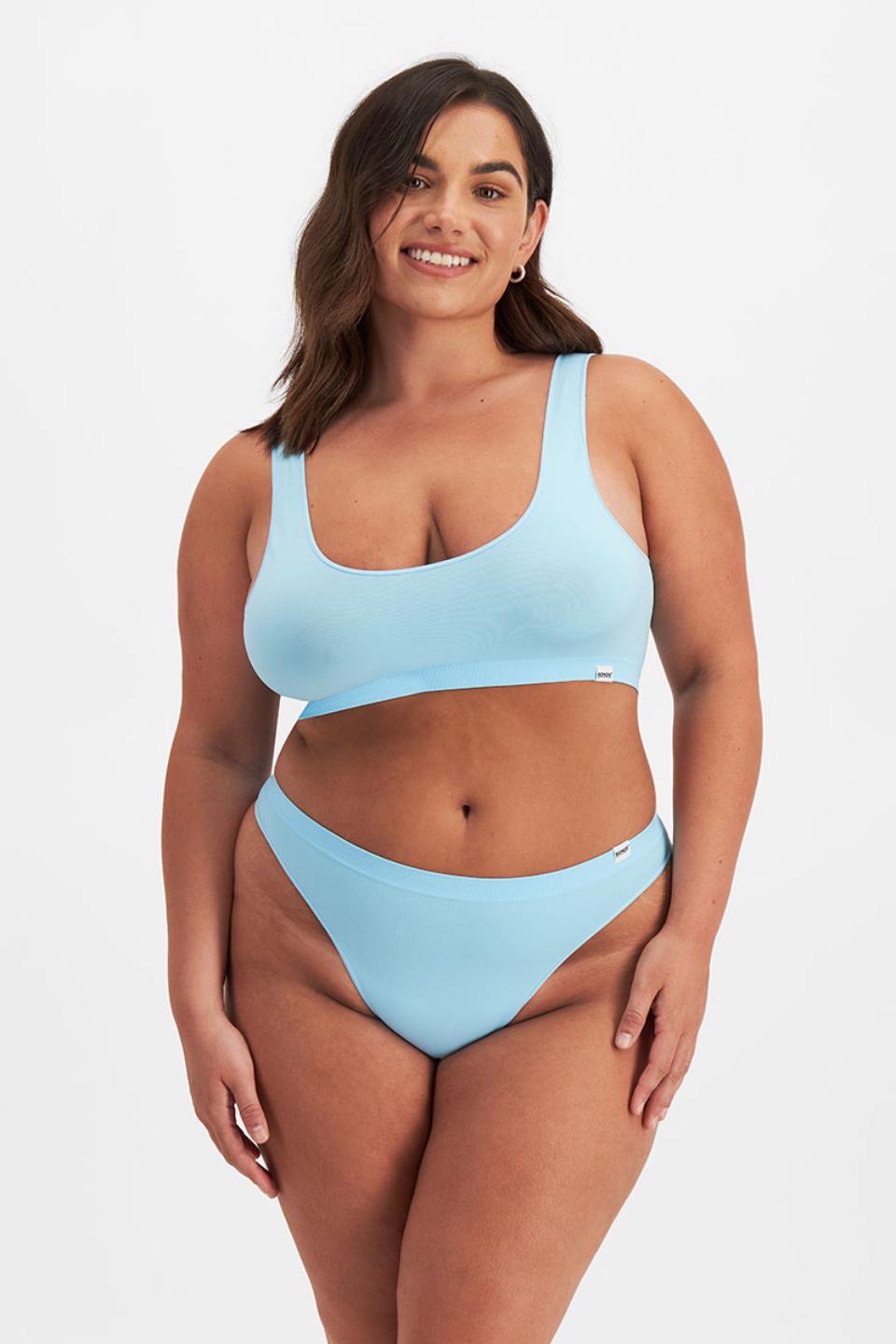 Elle (She/Her) wears size 14 and is 160cm tall with 94cm chest and 71cm waist