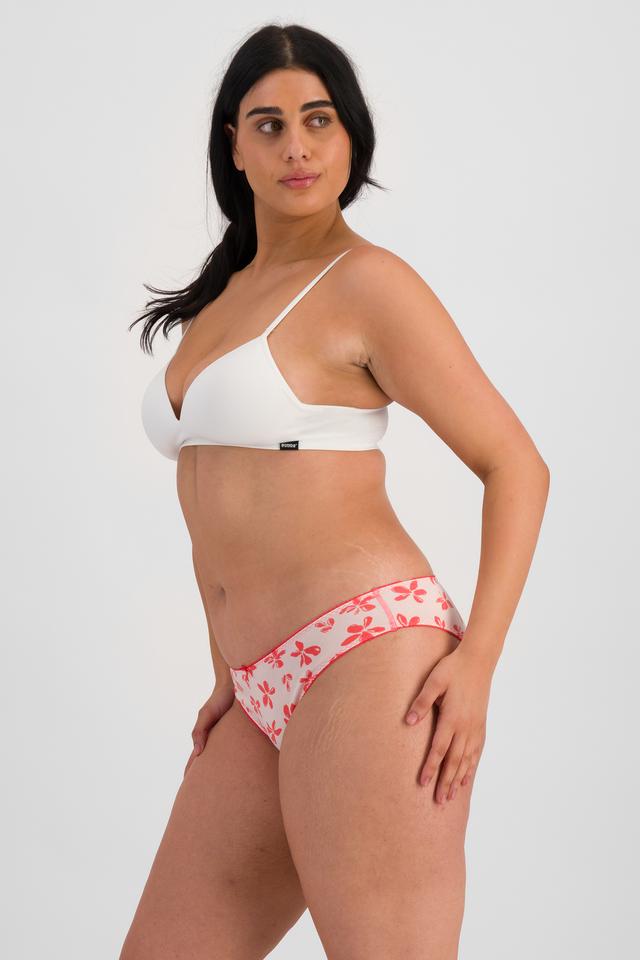 Grace (She/Her) wears size 14 and is 170cm tall with 97.8cm chest and 82.6cm waist