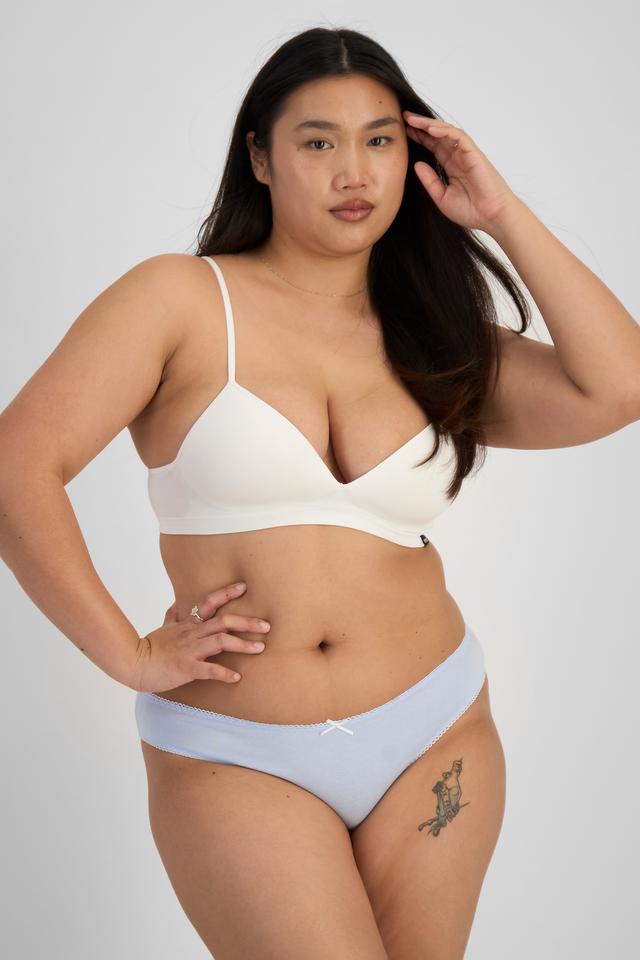 Chloe (She/Her) wears size 14 and is 165cm tall with 95cm chest and 78cm waist