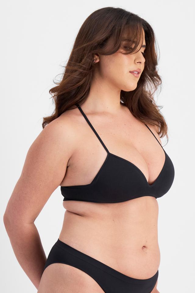 Bella (She/Her) wears size 14 and is 173cm tall with 95cm chest and 77cm waist