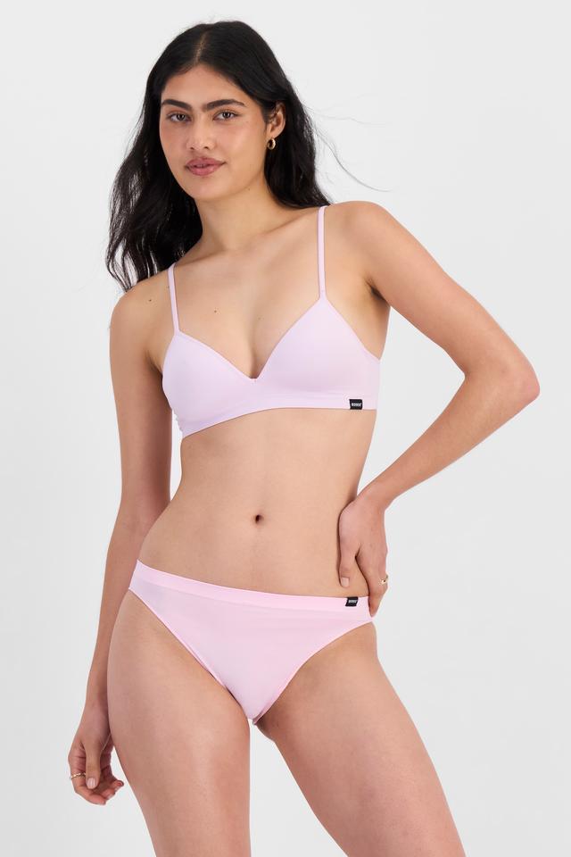 Tiana (She/Her) wears size 10 and is 176cm tall