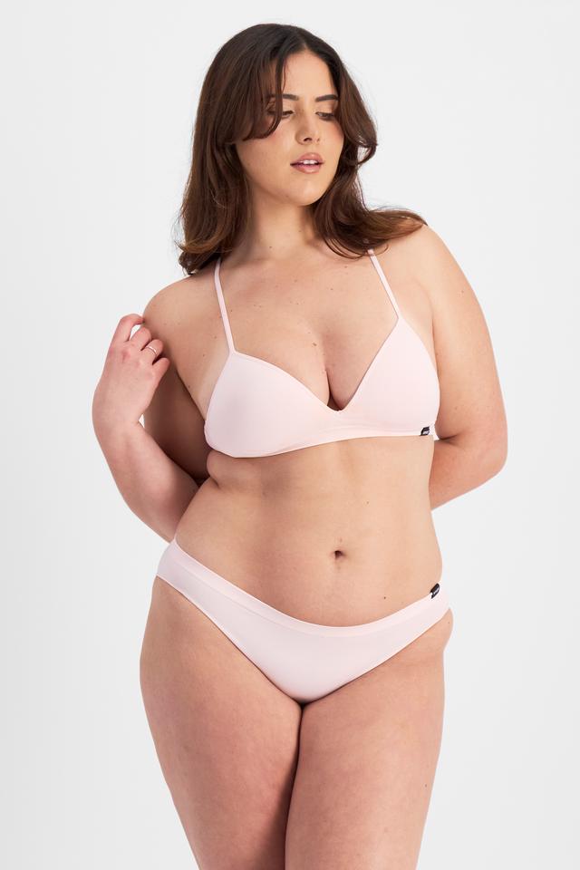 Bella (She/Her) wears size 14 and is 173cm tall with 95cm chest and 77cm waist