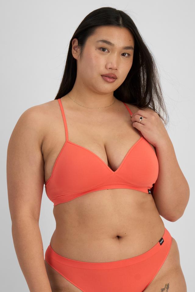 Chloe (She/Her) wears size 14DD and is 165cm tall with 95cm chest and 78cm waist