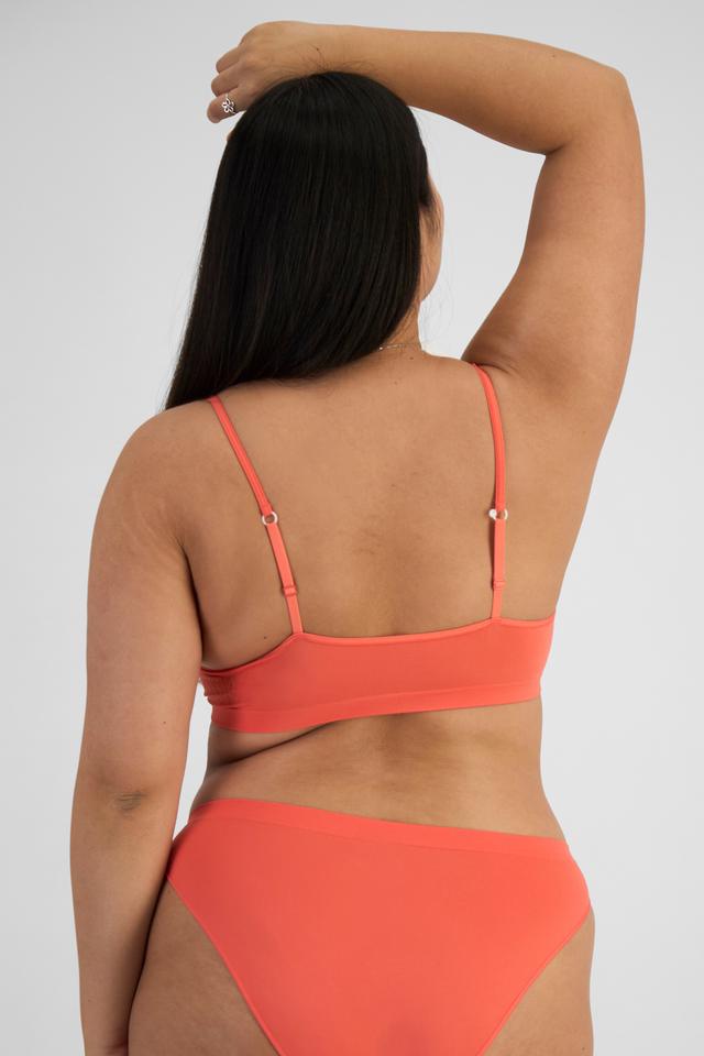 Chloe (She/Her) wears size 14DD and is 165cm tall with 95cm chest and 78cm waist