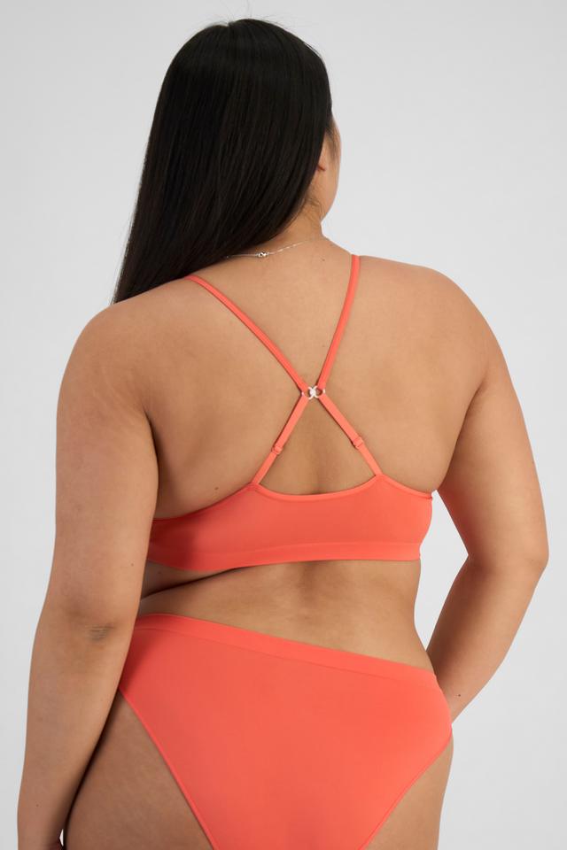 Chloe (She/Her) wears size 14DD and is 165cm tall with 95cm chest and 78cm waist