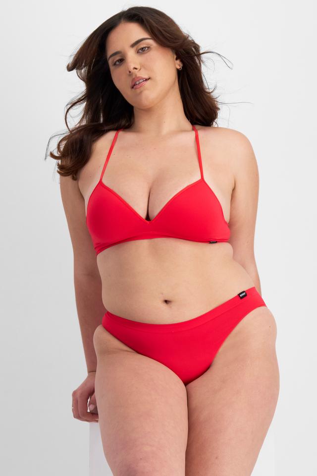 Bella (She/Her) wears size 14D and is 173cm tall with 95cm chest and 77cm waist