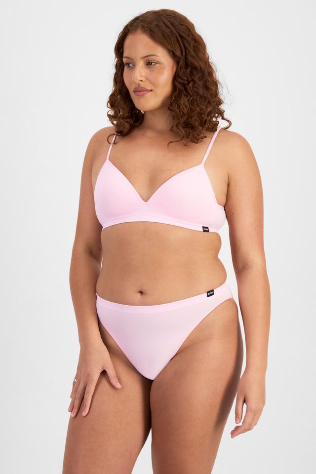 Cameron (She/Her) wears size 14DD and is 179cm tall with 91cm chest and 74cm waist