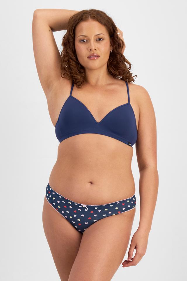 Cameron (She/Her) wears size 14 and is 179cm tall with 91cm chest and 74cm waist