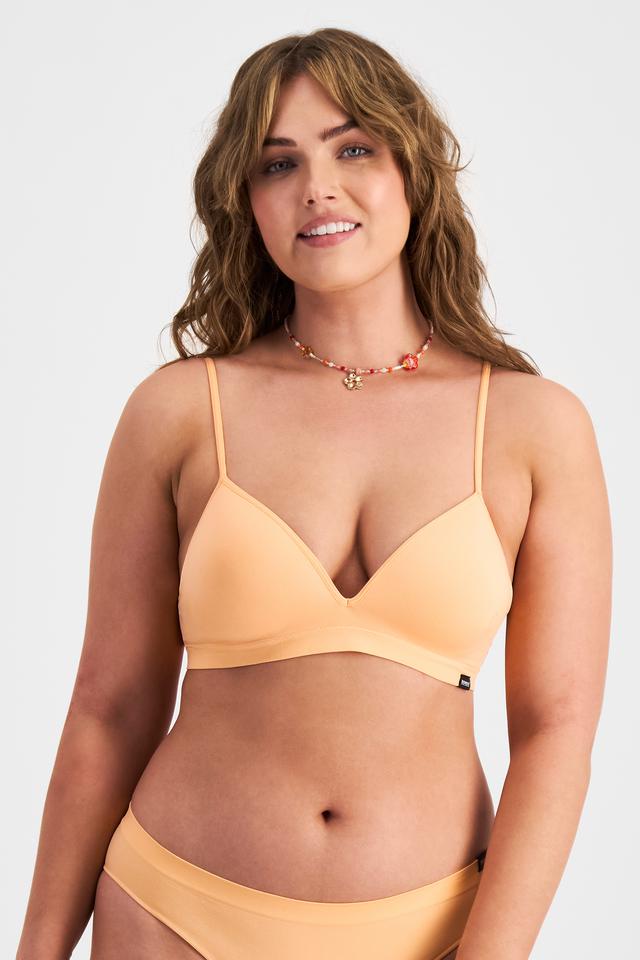 ELLA (She/Her) wears size 14 and is 171cm tall with 93cm chest and 76cm waist