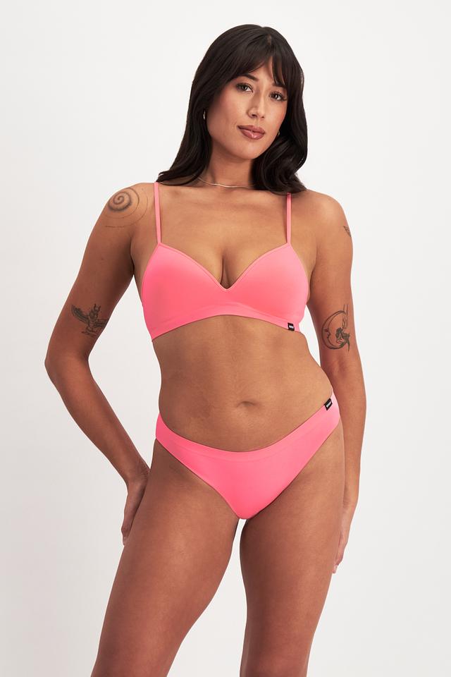 Leah (She/Her) wears size 14DD and is 185cm tall
