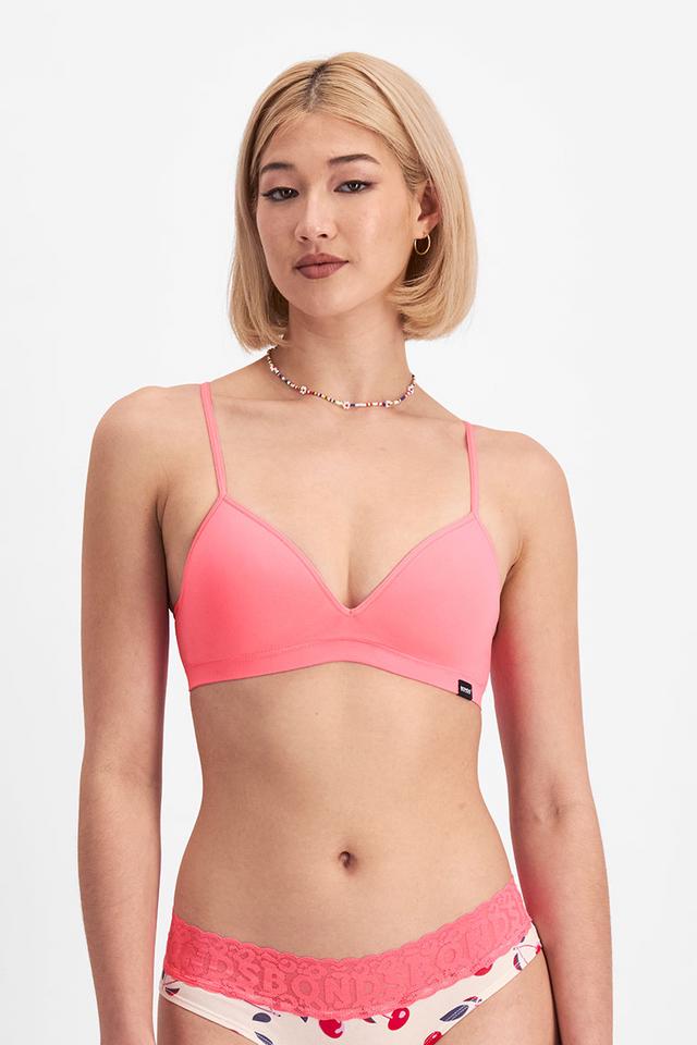Rhiannan (She/Her) wears size 12B and is 175cm tall