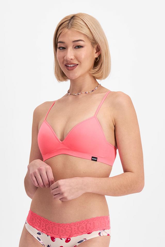 Rhiannan (She/Her) wears size 12B and is 175cm tall