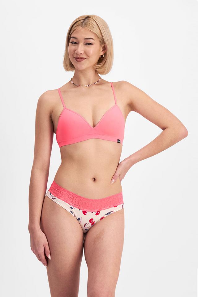 Rhiannan (She/Her) wears size 12B and is 175cm tall