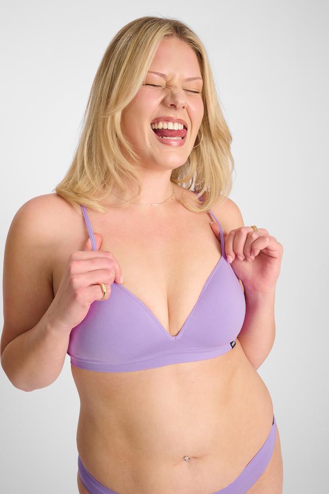 KIARA (She/Her) wears size 14DD and is 178cm tall with 102cm chest and 89cm waist