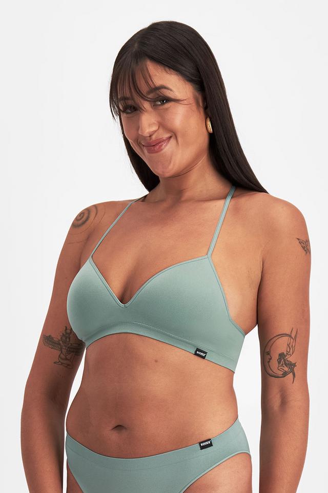 Leah (She/Her) wears size 14 and is 185cm tall
