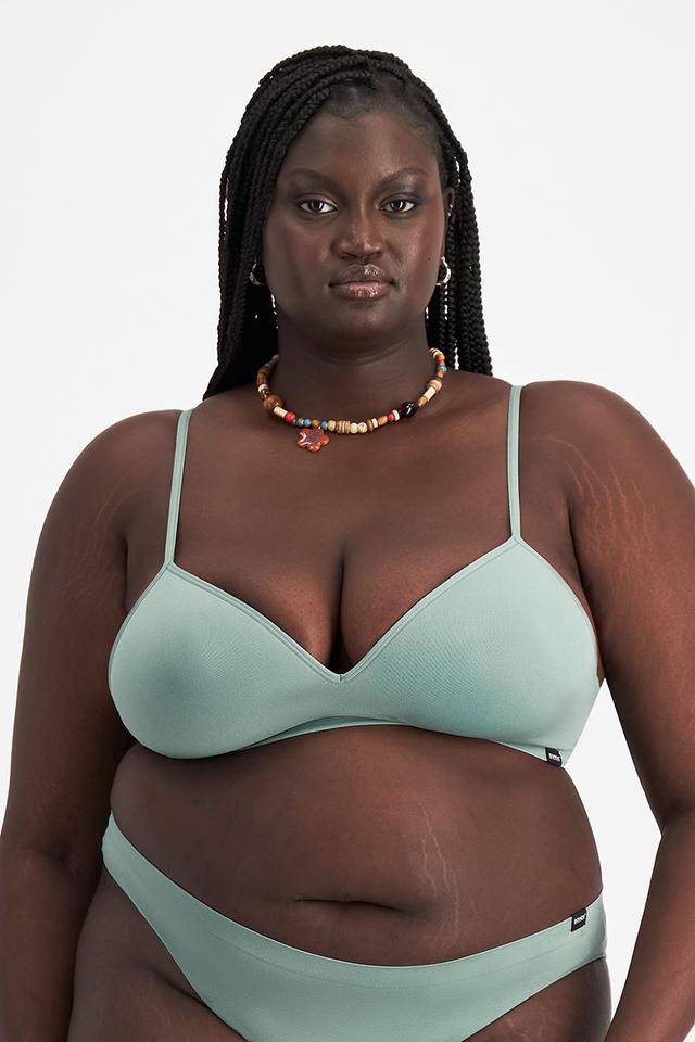 Nyapal (She/Her) wears size 18 and is 182cm tall with 121cm chest and 111cm waist