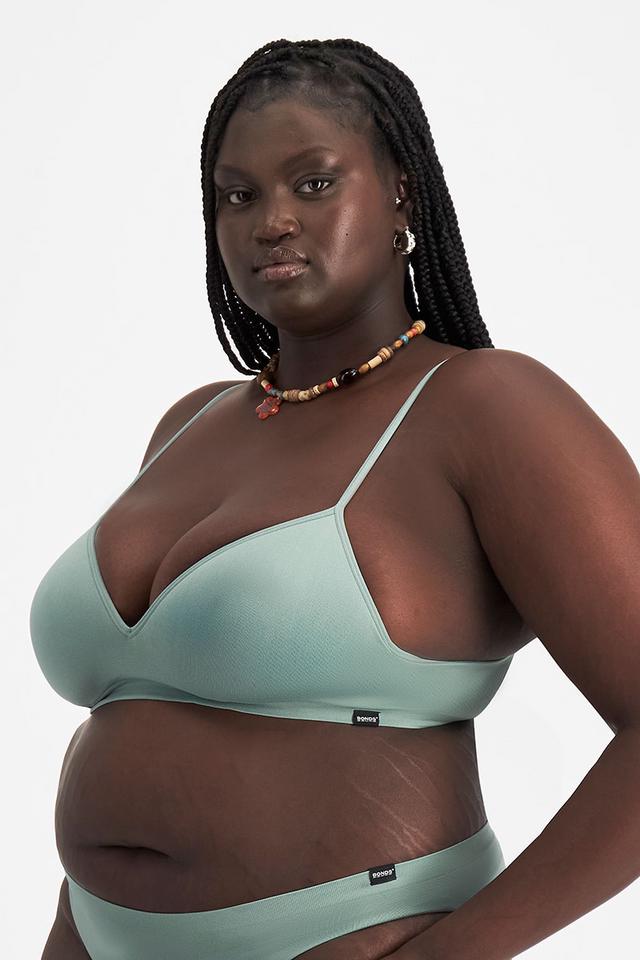 Nyapal (She/Her) wears size 18 and is 182cm tall with 121cm chest and 111cm waist