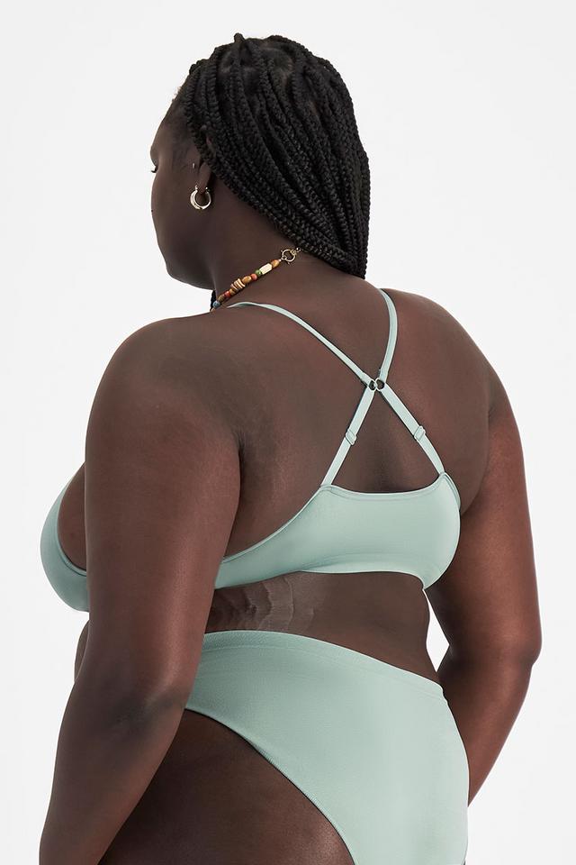 Nyapal (She/Her) wears size 18 and is 182cm tall with 121cm chest and 111cm waist