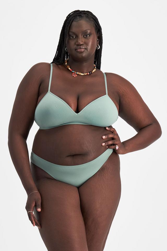 Nyapal (She/Her) wears size 18 and is 182cm tall with 121cm chest and 111cm waist