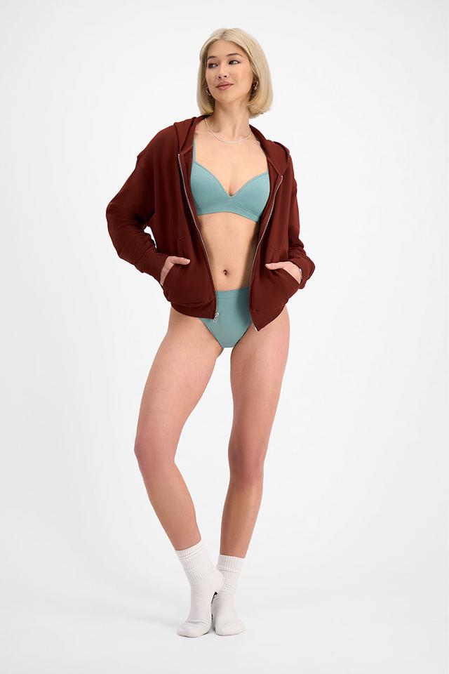 Rhiannan (She/Her) wears size 10 and is 175cm tall