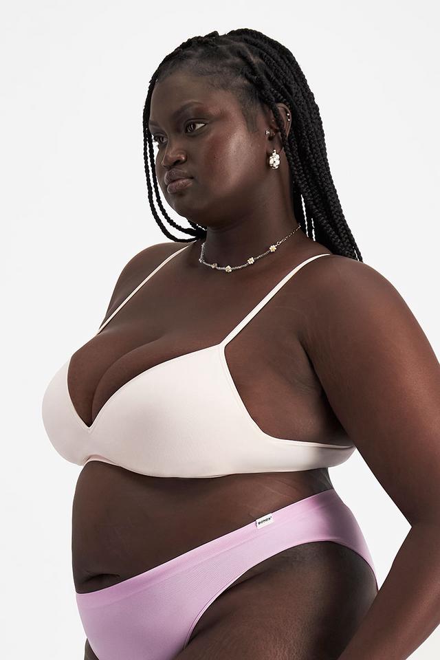 Nyapal (She/Her) wears size 18 and is 182cm tall with 121cm chest and 111cm waist